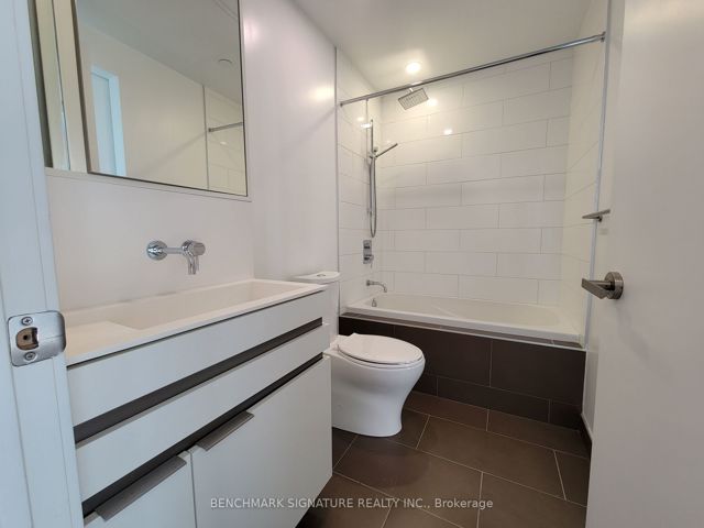 5810 - 197 Yonge St