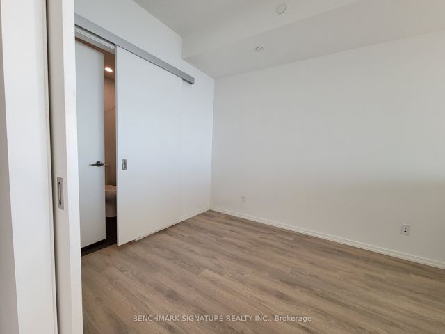 5810 - 197 Yonge St