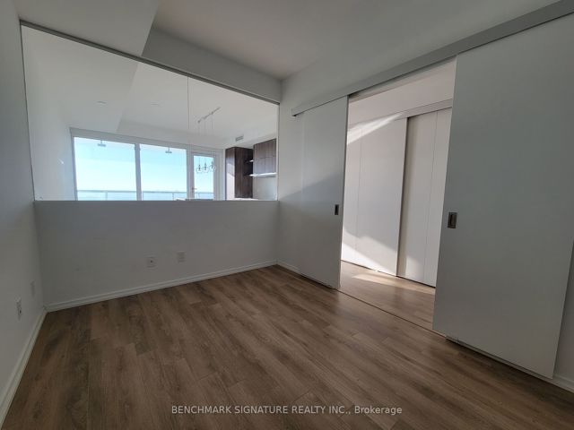 5810 - 197 Yonge St