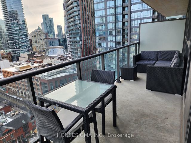 1507 - 290 Adelaide St W