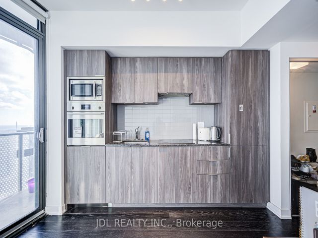 4612 - 11 Wellesley St W
