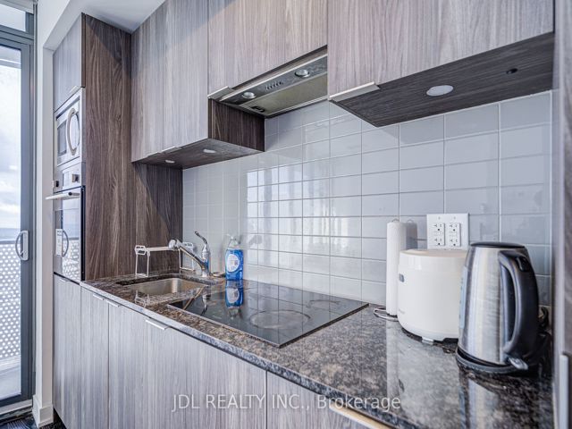 4612 - 11 Wellesley St W