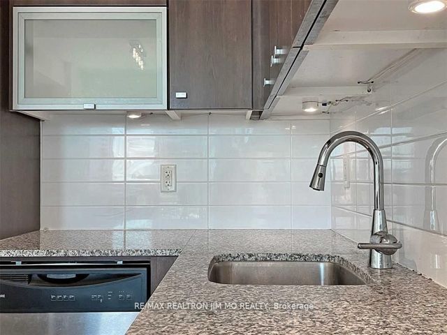 906 - 69 Lynn Williams St