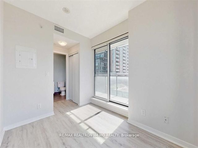 906 - 69 Lynn Williams St