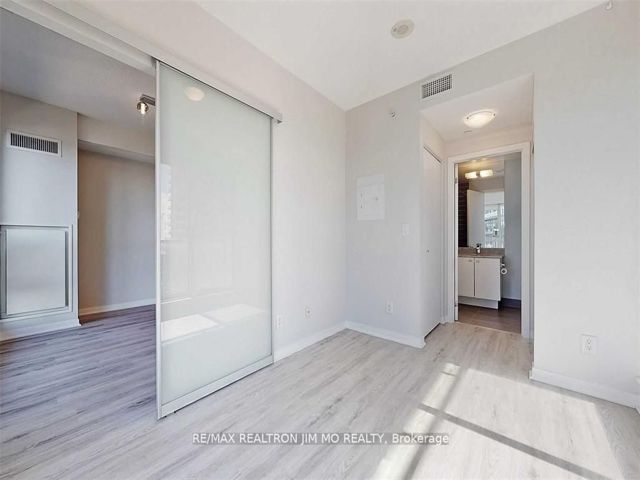 906 - 69 Lynn Williams St