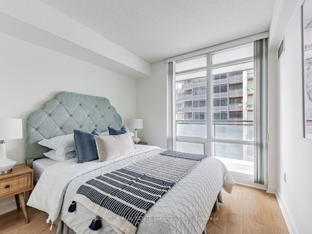 1002 - 4K Spadina Ave