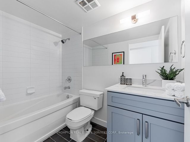 1002 - 4K Spadina Ave