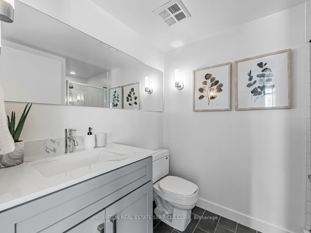 1002 - 4K Spadina Ave