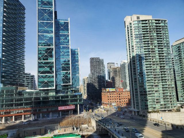 1002 - 4K Spadina Ave