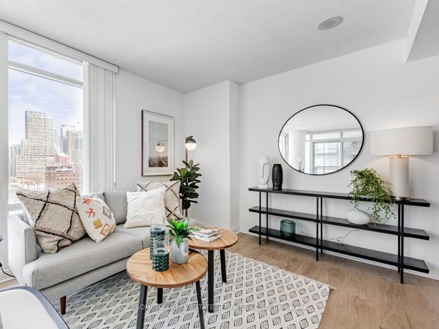1002 - 4K Spadina Ave
