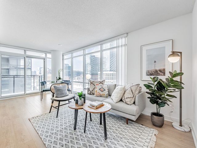 1002 - 4K Spadina Ave