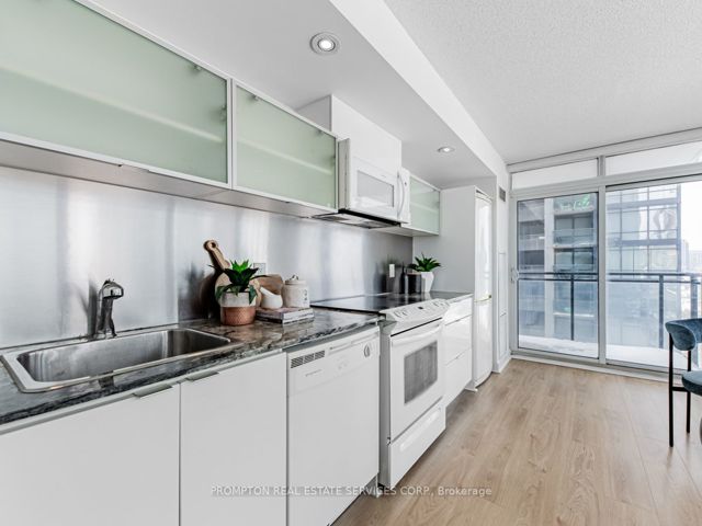 1002 - 4K Spadina Ave