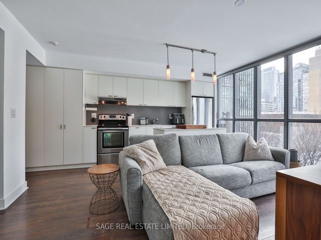 404 - 110 Charles St E