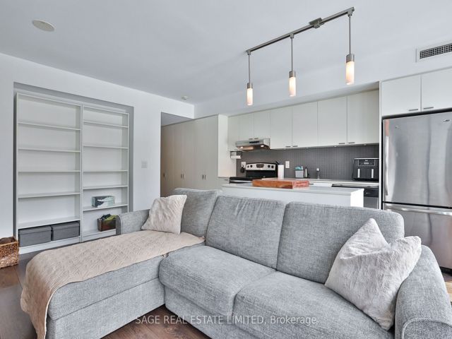 404 - 110 Charles St E