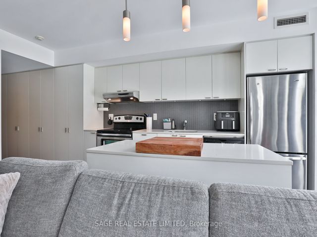404 - 110 Charles St E