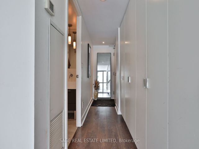 404 - 110 Charles St E