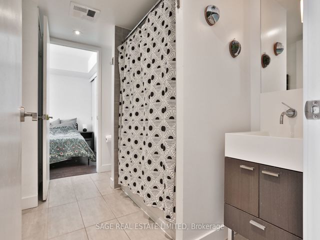 404 - 110 Charles St E