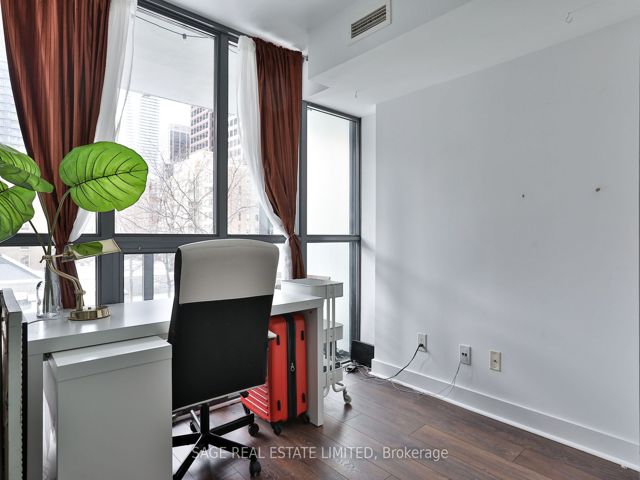 404 - 110 Charles St E