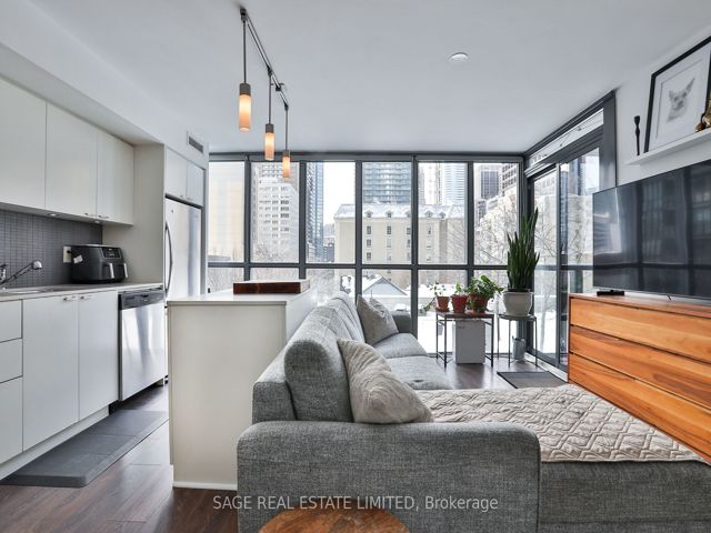404 - 110 Charles St E