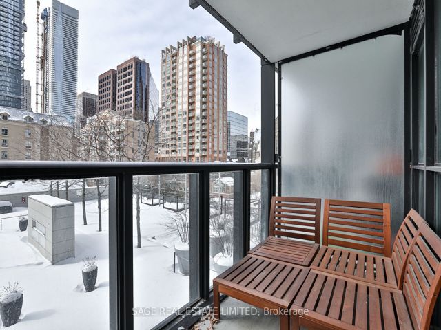 404 - 110 Charles St E