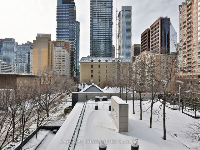 404 - 110 Charles St E