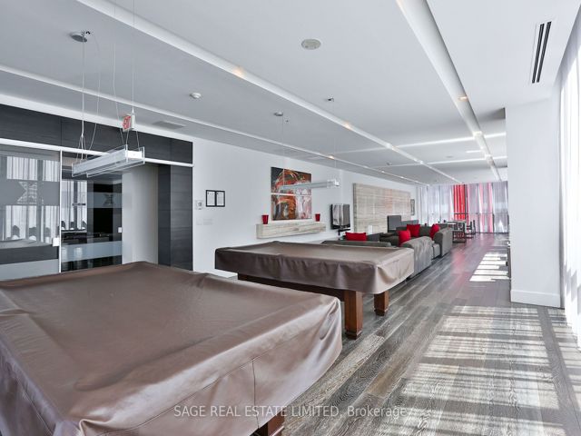 404 - 110 Charles St E