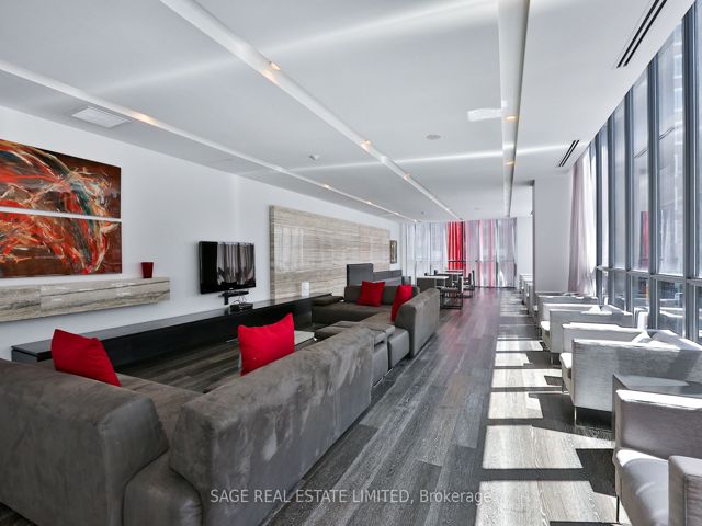 404 - 110 Charles St E