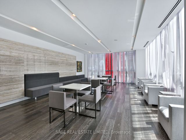 404 - 110 Charles St E