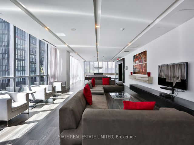404 - 110 Charles St E
