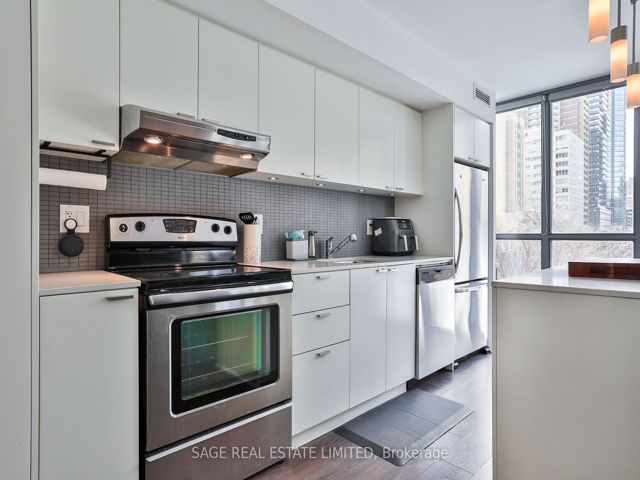 404 - 110 Charles St E