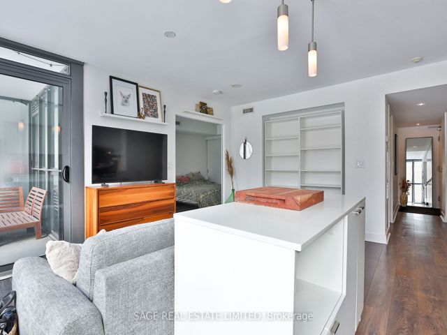 404 - 110 Charles St E