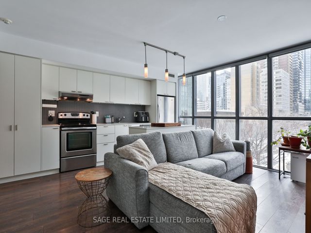 404 - 110 Charles St E