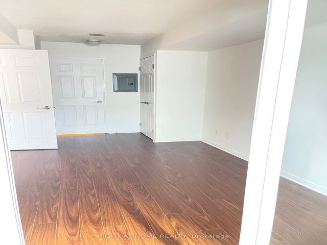 606 - 230 King St E