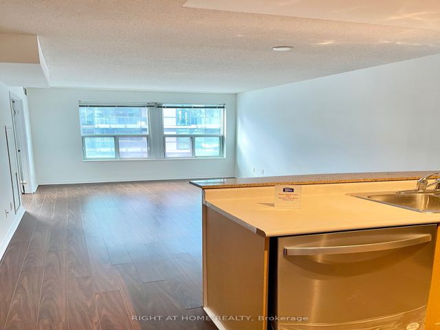 606 - 230 King St E