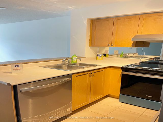 606 - 230 King St E