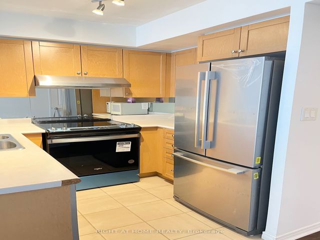 606 - 230 King St E