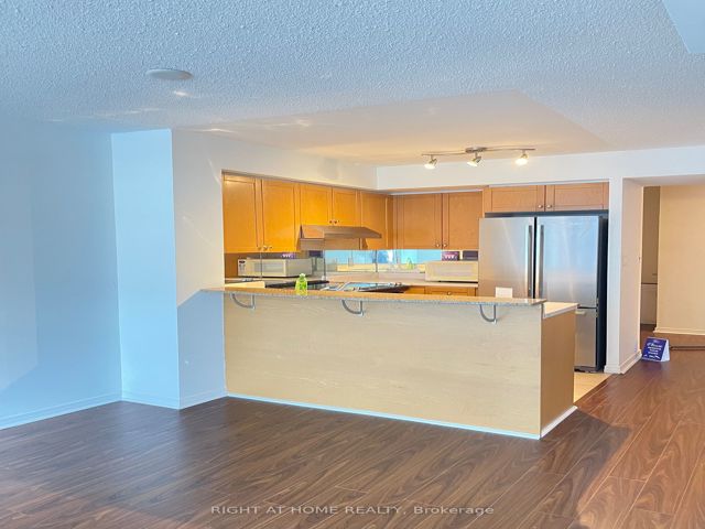 606 - 230 King St E