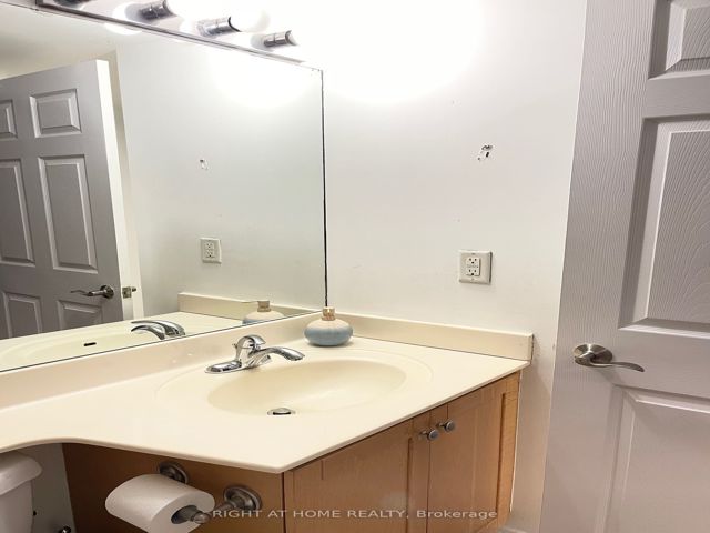 606 - 230 King St E