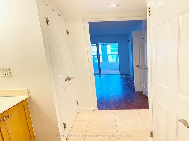 606 - 230 King St E