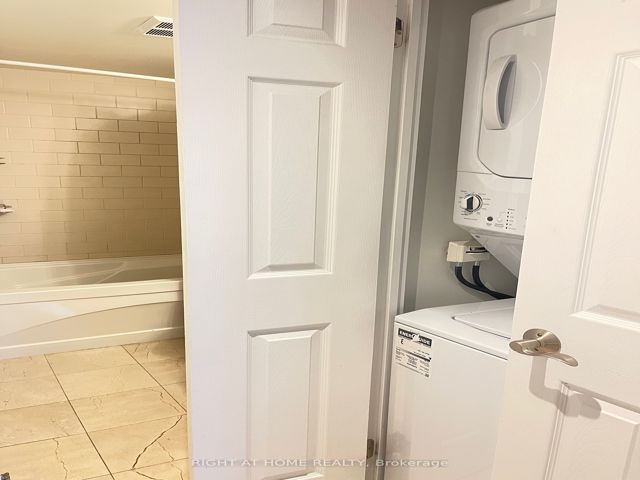 606 - 230 King St E
