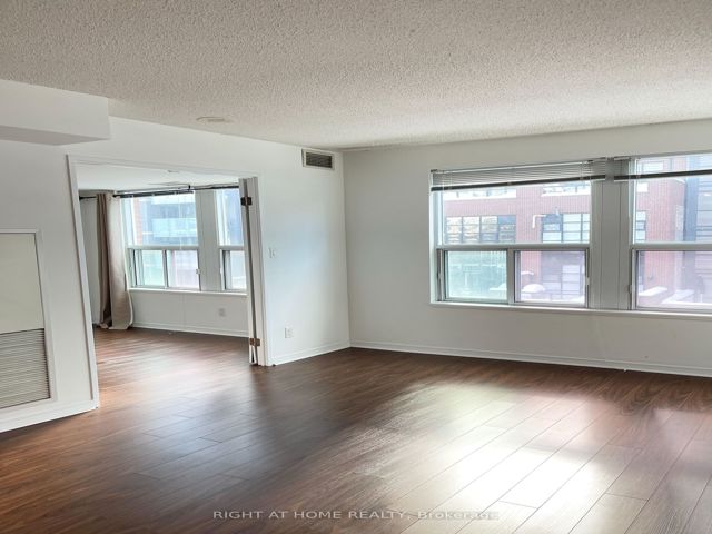 606 - 230 King St E