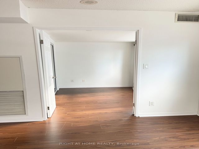 606 - 230 King St E