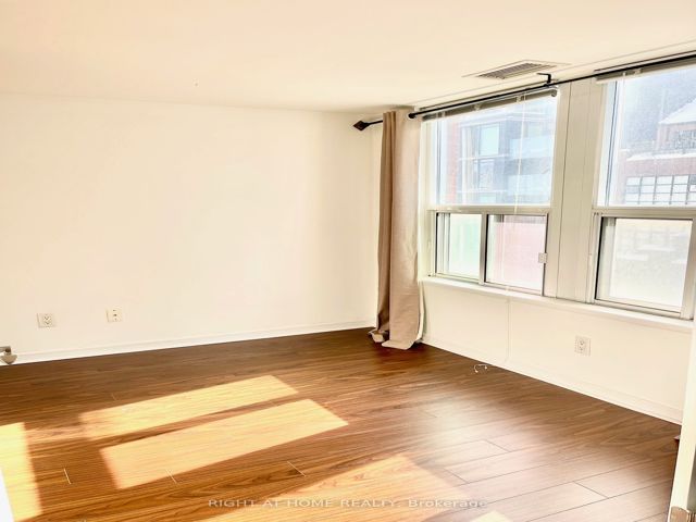 606 - 230 King St E