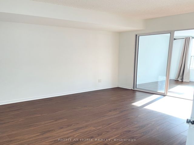 606 - 230 King St E