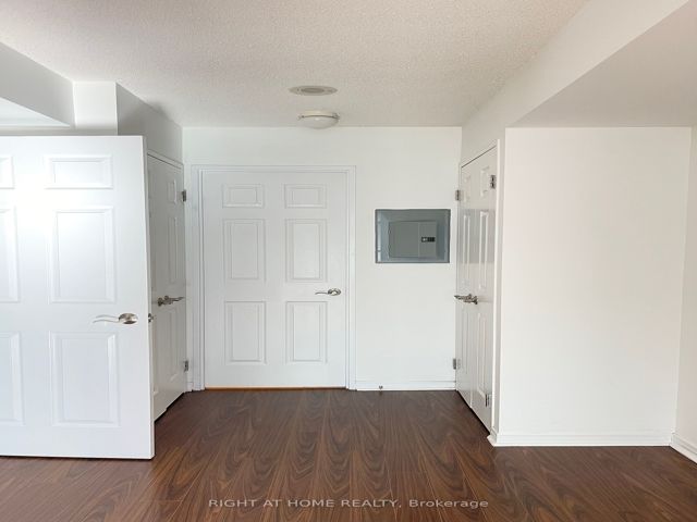 606 - 230 King St E