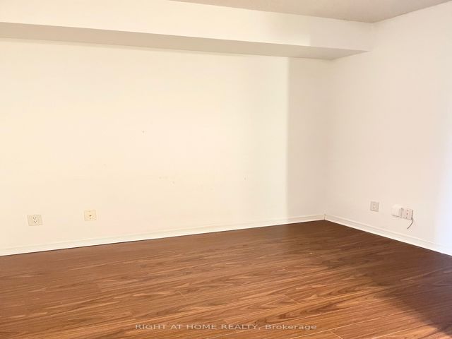 606 - 230 King St E