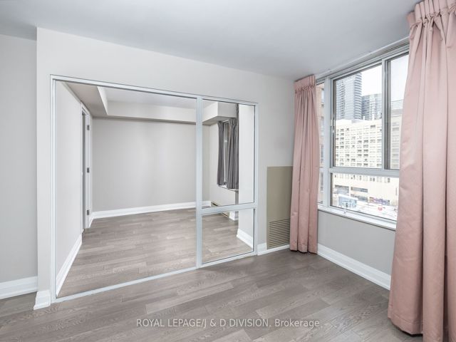 1004 - 717 Bay St