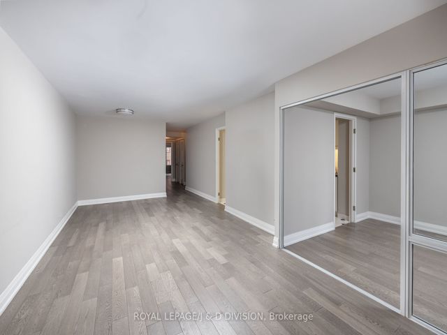 1004 - 717 Bay St