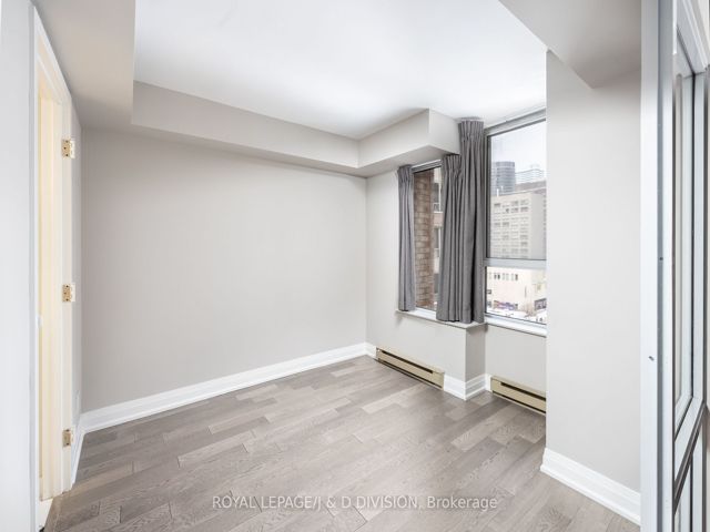 1004 - 717 Bay St