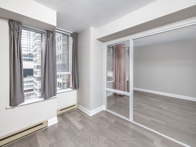 1004 - 717 Bay St